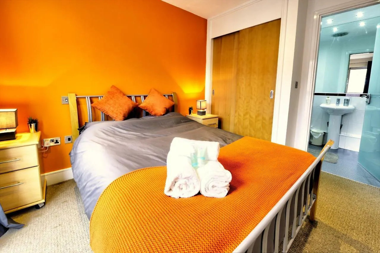 Apartment The Orange Haven With Pool, Sauna And Gym Hotel Nottingham